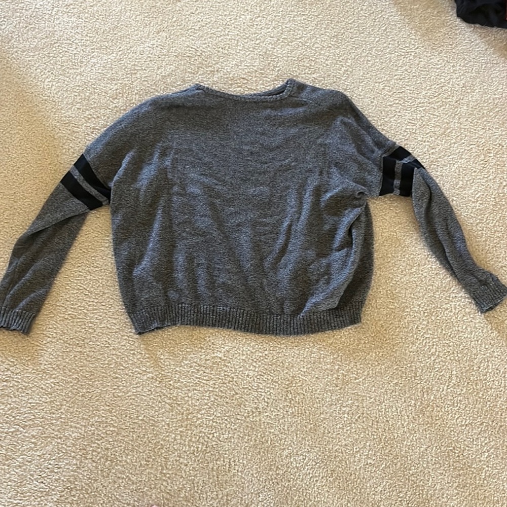 It’s very a cute gray classic i just don’t wear it anymore!